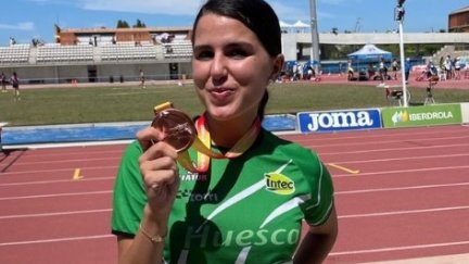 Eva Rico posa con su medalla de bronce.
