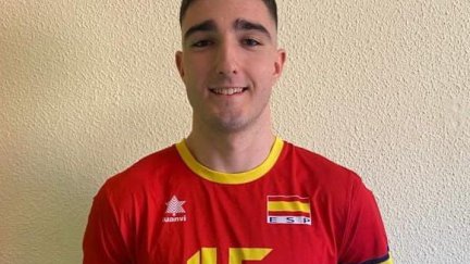 Jorge Carrasco posa con la camiseta de la Selección Española.