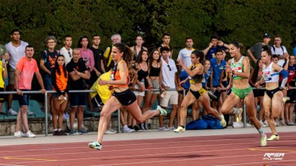 Elena Daniel Sorolla en la entrada a meta.