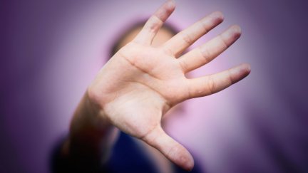 El 016 atiende a todas las víctimas de violencia machista las 24 horas del día y en 52 idiomas diferentes. / Canva