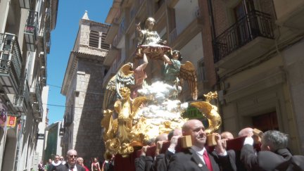 La patrona de Teruel, Santa Emerenciana, recorre en procesión el Centro Histórico./ CARTV.