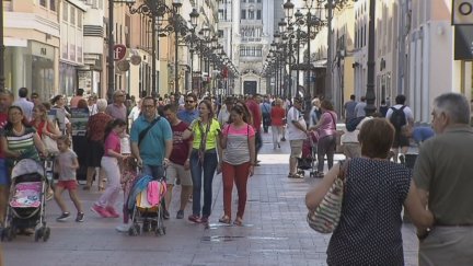 Personas paseando por el centro de Zaragoza en verano.