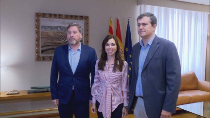 El portavoz de CHA, José Luis Soro, junto a la presidenta de las Cortes, Marta Fernández, y el presidente de CHA, Joaquín Palacín.