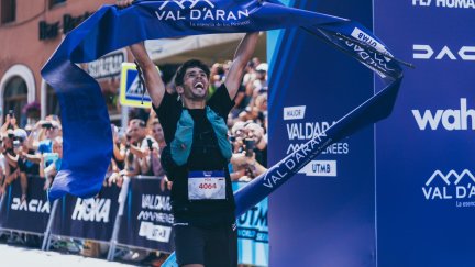 Raúl Criado celebra eufórico su victoria en la carrera PDA de la Val d'Aran by UTMB.