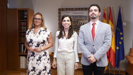 Mayte Pérez y Darío Villagrasa en su reunión con la presidenta de las Cortes.