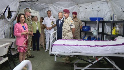 La ministra Margarita Robles durante su visita al hospital de campaña.