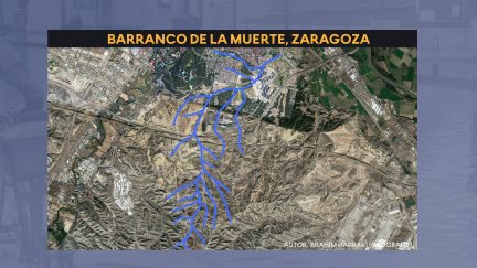 Recorrido del agua en la zona de Parque Venecia, en Zaragoza, tras la tormenta.