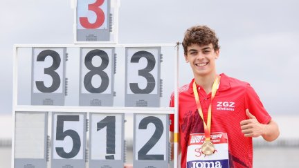 Fabio Marco posa junto al gran registro que ha firmado en el Nacional Sub-18.