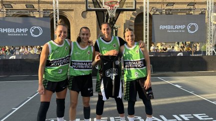 Vega Gimeno, junto a sus compañeras del Basquet Girona.