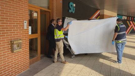 Momento en el que los servicios funerarios se llevan el cuerpo de la mujer asesinada en Logroño.