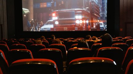 Las personas de 65 años o más constituyen el grupo de edad que más está tardando en retomar los hábitos de asistencia al cine previas a la pandemia. / Canva