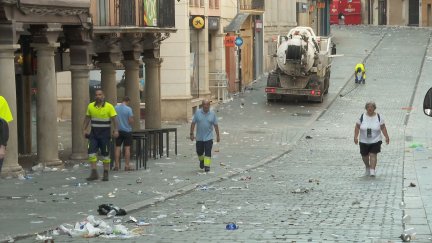 Operarios de limpieza retirando basura de las calles de Teruel este martes.