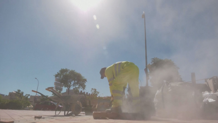 Un trabajador municipal realizando labores en el exterior este martes.