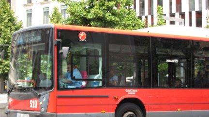 Un autobús urbano de Zaragoza en la Plaza de España de la capital aragonesa. / Europa Press.
