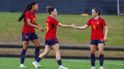 Salma Paralluelo celebra un gol ante Vietnam junto a sus compañeras.