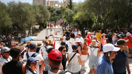 Cola de turistas para visitar la Acrópolis de Atenas. / Efe
