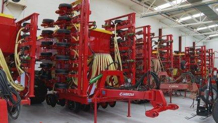 Instalaciones de la empresa Larrosa en Belchite (Zaragoza), dedicada a la fabricación de maquinaria agrícola y sembradoras.