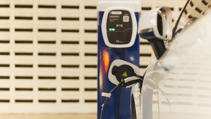Cargador para vehículo eléctrico. / Canva
