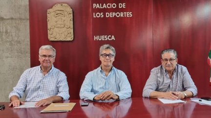 Pachi Giné, en el centro, seguirá al frente del Club Balonmano Huesca.
