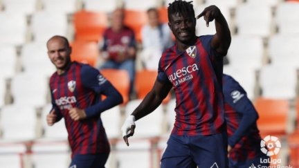 Samuel Obeng celebra un gol con la SD Huesca la temporada pasada.