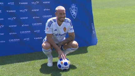 Sergi Enrich posa como nuevo jugador del Real Zaragoza.