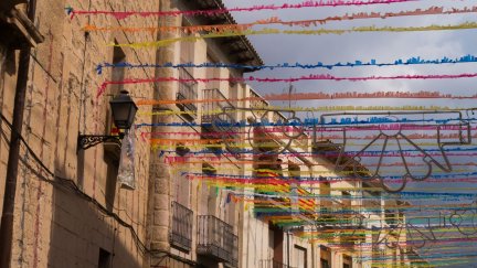 Algunos pueblos aragoneses celebran las fiestas a la vez que la jornada electoral. / Canva