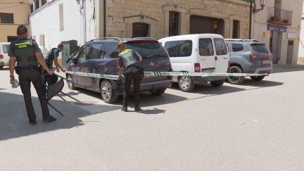 La Guardia Civil investiga el vehículo en el que llegó uno de los heridos.