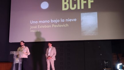 El director mexicano José Esteban Pavlovich recoge el 'Premio Aragón TV Buñuel Calanda' de la mano del director general de la CARTV, Francisco Querol./ S.V.