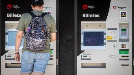 Un joven en una expendedora del tranvía de Zaragoza.