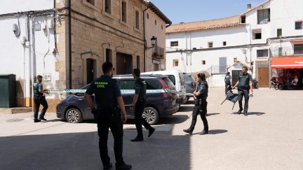Agentes de la Guardia Civil acordonaron el coche donde estuvo una de las víctima en Castellote. / Europa Press