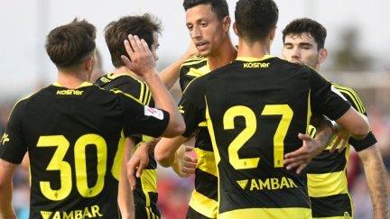 Maikel Mesa celebra junto a sus compañeros su gol ante el Murcia.
