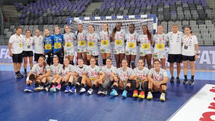 Danila So, a la derecha de la fila superior con el número 27, junto a sus compañeras de selección.