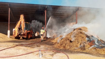Las llamas se han originado en un almacén de paja. | Diputación de Teruel