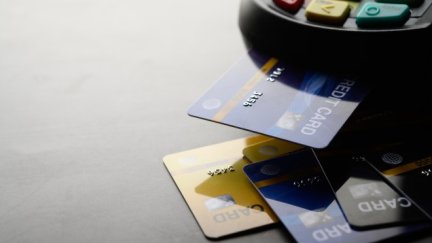 Según la OCU, el 30% de las familias en Aragón solicitarán un crédito al consumo en verano. / Canva