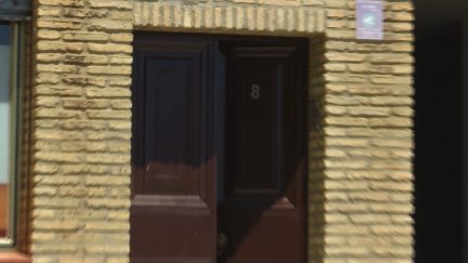 Portal de la vivienda donde se encontró el cuerpo de la víctima. / FORTA