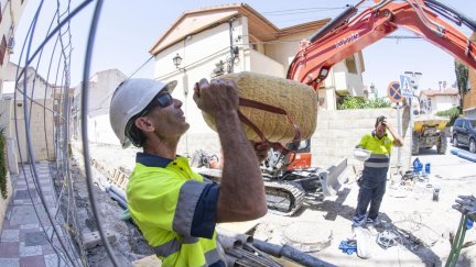 Aumentar las pausas para la hidratación es una de las medidas más frecuentes entre quienes realizan trabajos en exteriores. / EFE