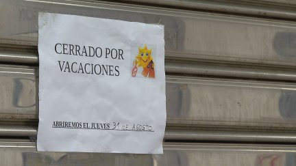 El cartel 'cerrado por vacaciones' puede observarse en muchos negocios en Zaragoza.