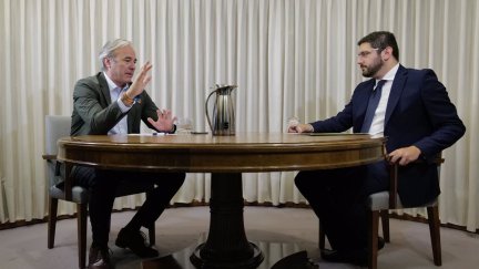 Imagen de archivo de una reunión entre el líder del PP en Aragón, Jorge Azcón, y el portavoz de Vox en las Cortes, Alejandro Nolasco. / Europa Press