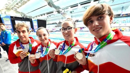 María Delgado, segunda por la izquierda, posa con una de las platas conquistadas en este Mundial.