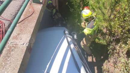 Los bomberos actúan sobre el vehículo accidentado
