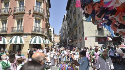 Oscenses y visitantes en las Cuatro Esquinas de Huesca en las fiestas de San Lorenzo. / Europa Press