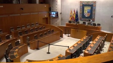 La sala de plenos de las Cortes vacía.