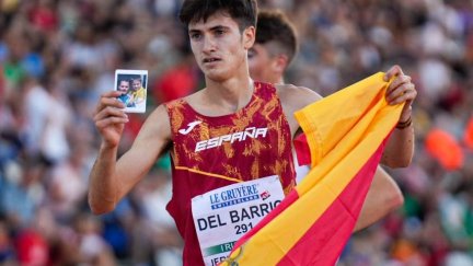Sergio del Barrio posa con la bandera española y una foto de pequeño con su entrenador Alfredo García Lajusticia.