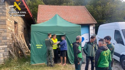 Tres guardia civiles especialistas en desactivación de explosivos de Zaragoza y cuatro expertos en microvoladuras de Cangas de Onís se han unido al rescate en las últimas horas. / Guardia Civil