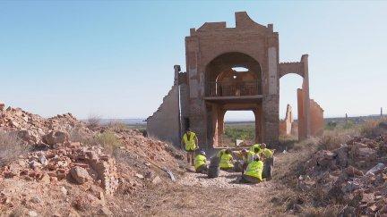 Voluntarios en el campo de trabajo de Belchite.