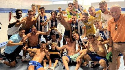 Los jugadores de la SD Ejea celebran su victoria de ayer en el vestuario.