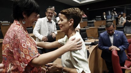 La portavoz de EH Bildu, Laura Aznal, felicita a la socialista María Chivite, presidenta de Navarra