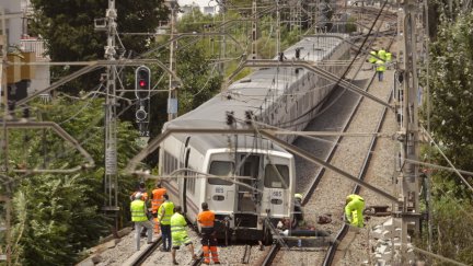Talgo descarrilado en Sitges. / Quique García (EFE)