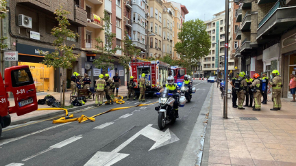 La intervención en la calle Doctor Horno ha obligado a cortar el tráfico del paseo Teruel de Zaragoza. / Ester López