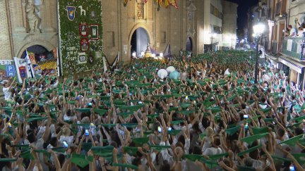 Cientos de oscenses despedían anoche al santo.